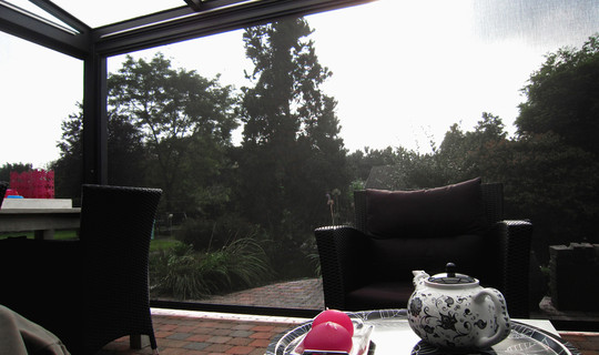 Schuifbare veranda met ritsscreen zonwering / windschermen.