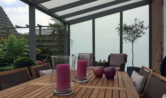 Veranda tuinkamer met matglas zijwand.