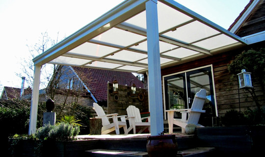 Schuifbare veranda met zonwerend polycarbonaat dakplaten.