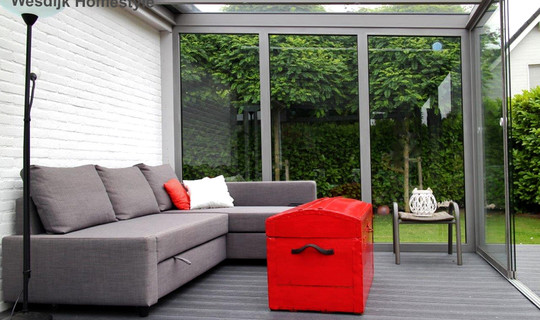 Veranda tuinkamer met volglas schuifwanden, glazen zijwand en kunststof terrasvlonder.