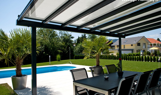 Veranda glas met geïntegreerde zonwering.