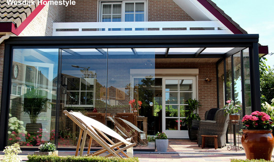 Veranda tuinkamer incl. zijwand glas en volglas schuifwanden.