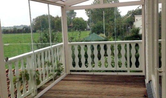 Veranda tuinkamer op balkon gemonteerd.