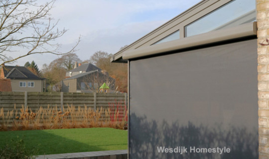 Veranda overkapping glas met geïntegreerde zonwering, zijkant uitgevoerd met spiekozijn en ritsscreen zonwering / windscherm.