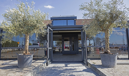 Horeca veranda serre glas met windschermen 