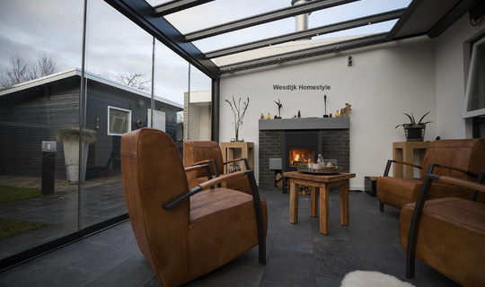 Tuinkamer met geïntegreerde zonwering en glazen schuifwanden 