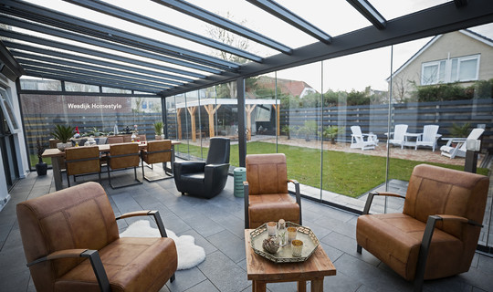 Veranda terrasoverkapping glas met zonwering en glazen schuifwanden 