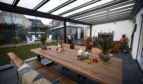  Veranda tuinkamer met glazen schuifwanden en geïntegreerde zonwering 