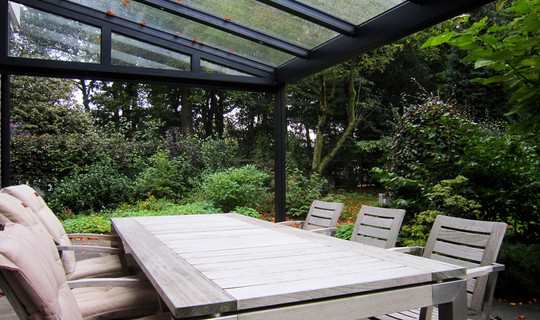 Veranda glas met spiekozijn en zijkant ritsscreen.