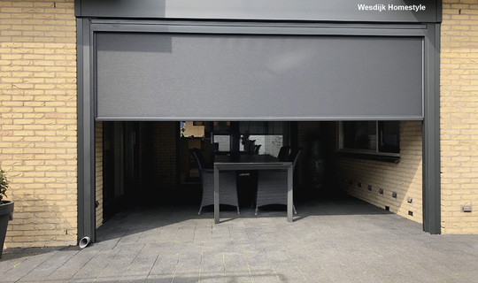 Terrasoverkappingen met oprolbaar windscherm 