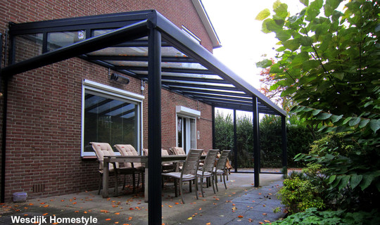 Veranda glas met zijkant spiekozijn en Roma zonwering / ritsscreen.